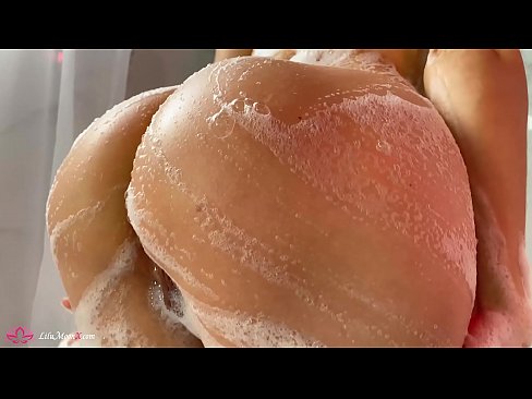 ❤️ Brunette o ipholla litho tsa botona kapa botšehali ho li khotsofatsa Pussy e nang le Vibrator ho ea ho Intense Orgasm in Shower ️❌ ️❤